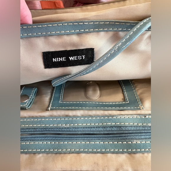 NINE WEST HANDBAG patent polyurethane. Snap close, Metal top frame - Picture 7 of 9